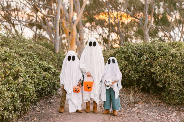 Famille déguisée en fantômes